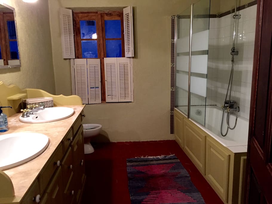 Salle de bain rattachée à la chambre de maitre