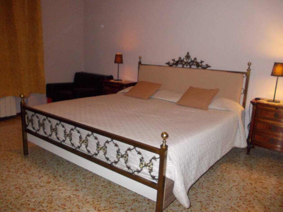 Double Bed Matrimonial www.travellerslodgebb.com