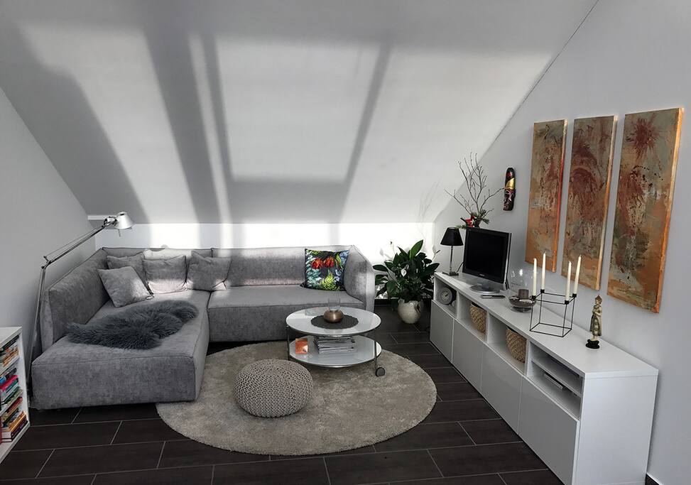 Großes Wohnzimmer mit Blick auf eine 4 m hohe Fensterfront