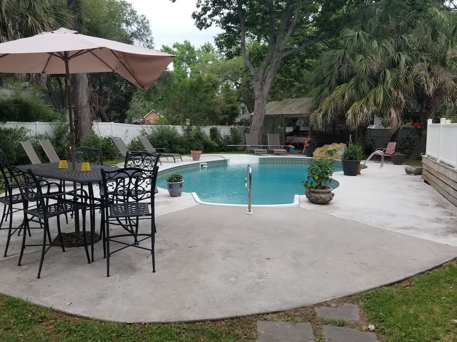Loung and pool area
