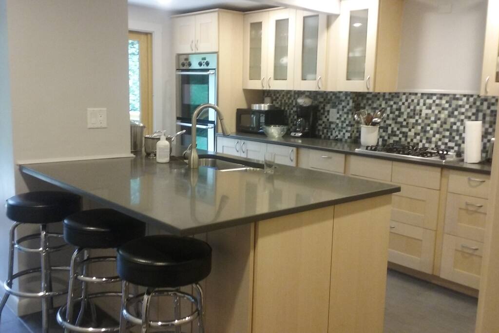 Sunny, fully-equipped gourmet kitchen. Cook to your heart's content!