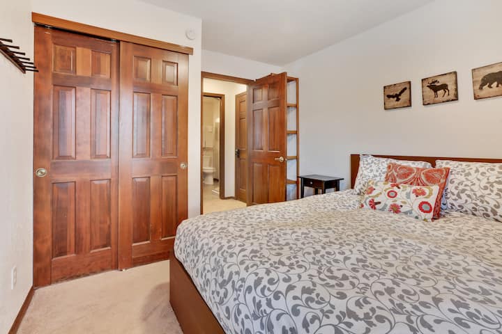 Chumba cha kulala cha Master kilicho na kitanda cha malkia.