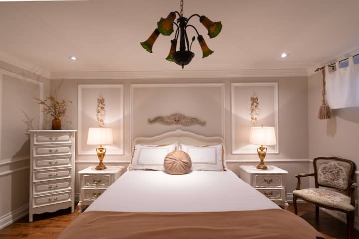 Dormitorio en el primer piso con una cama tamaño queen y salida al jardín y la piscina .