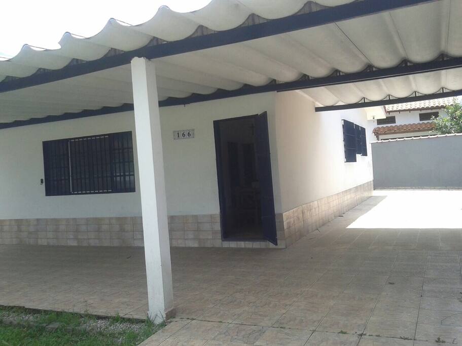 Frente da casa e garagem para 3 carros