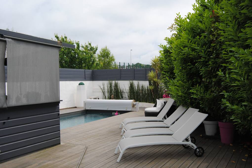 La terrasse avec bains de soleil
