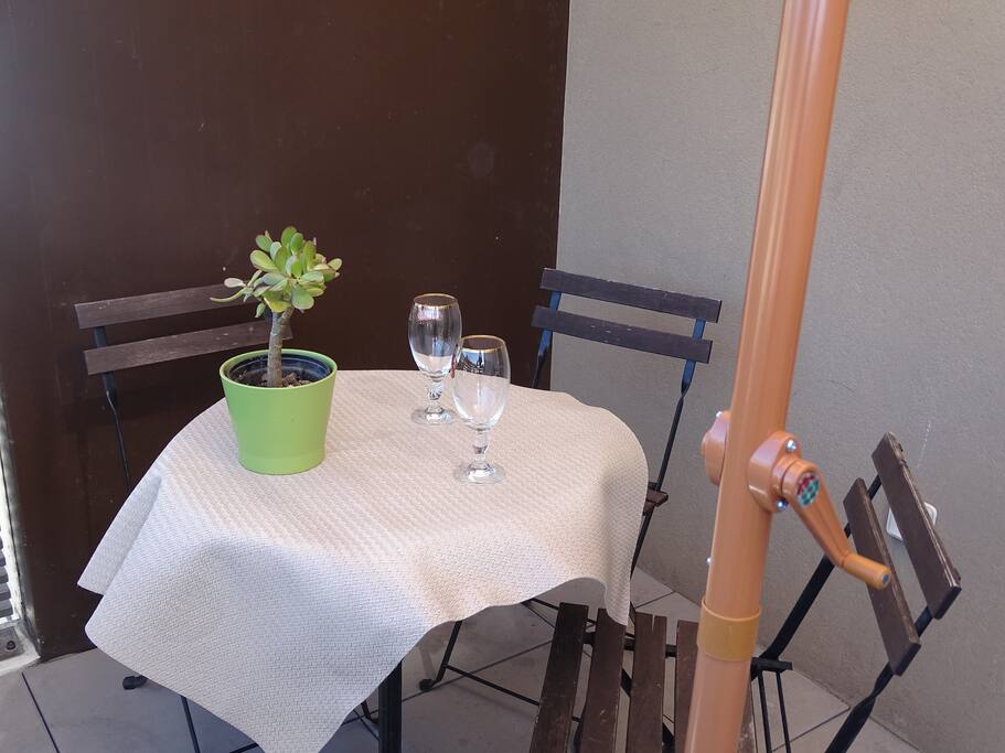 Espace repas sur la terrasse