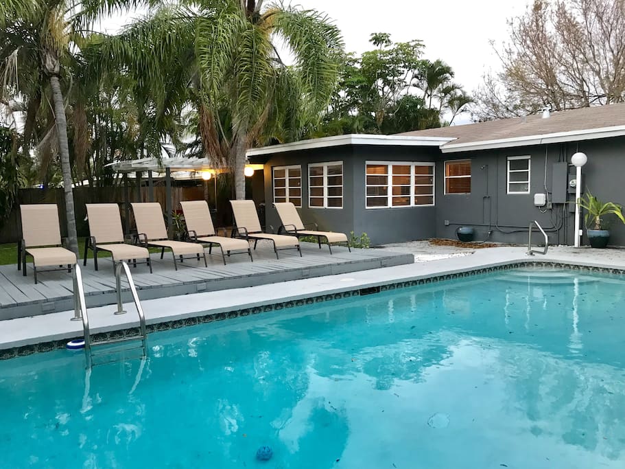 Fabulous heated pool with new lounge chairs. Resort towels provided.