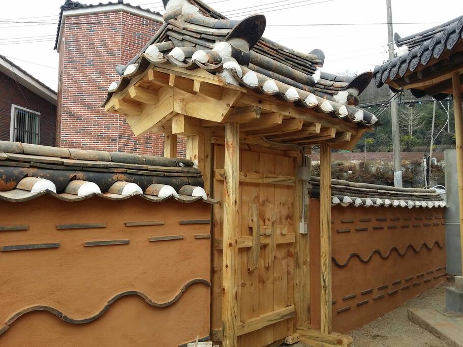 전통미 물씬 풍기는 황토담장
