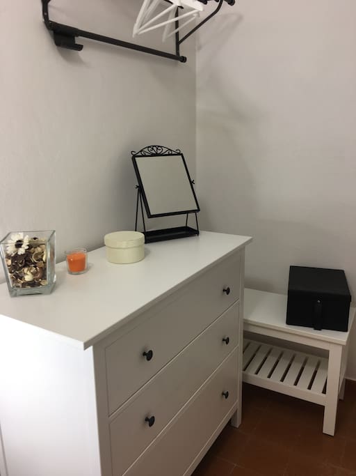 Cassettiera e appoggia borsa