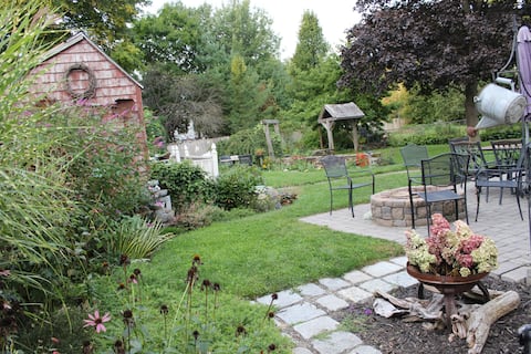 Cottage style home 2 blocks from the beach!