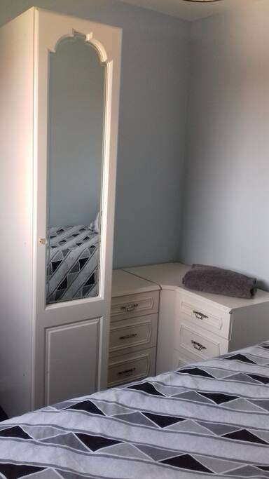 Single mirror wardrobe with drawers for plenty of storage