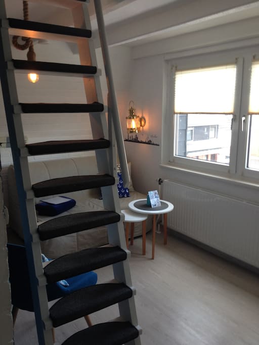 Gemütlicher Wohnraum mit Treppe zum
Schlafbereich