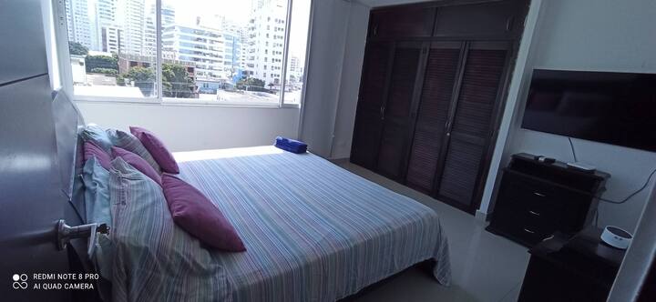 Hoofdslaapkamer met kingsize bed en eigen badkamer 