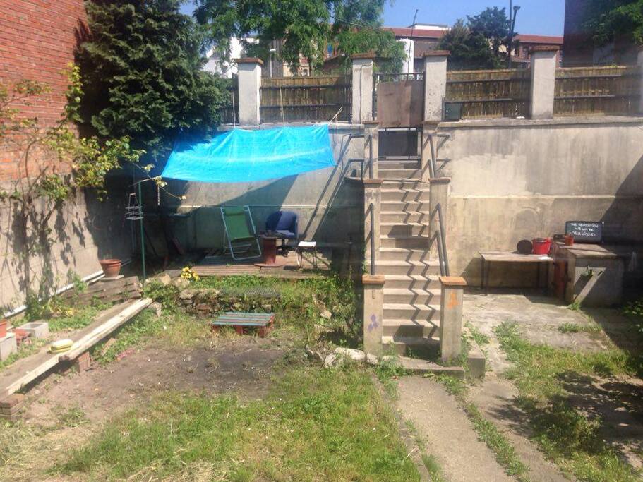 Le jardin dispose d'une petite terrasse ombragée pour manger dehors