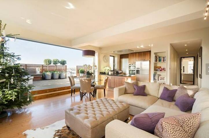 Modern Penthouse – large terrace & amazing views!