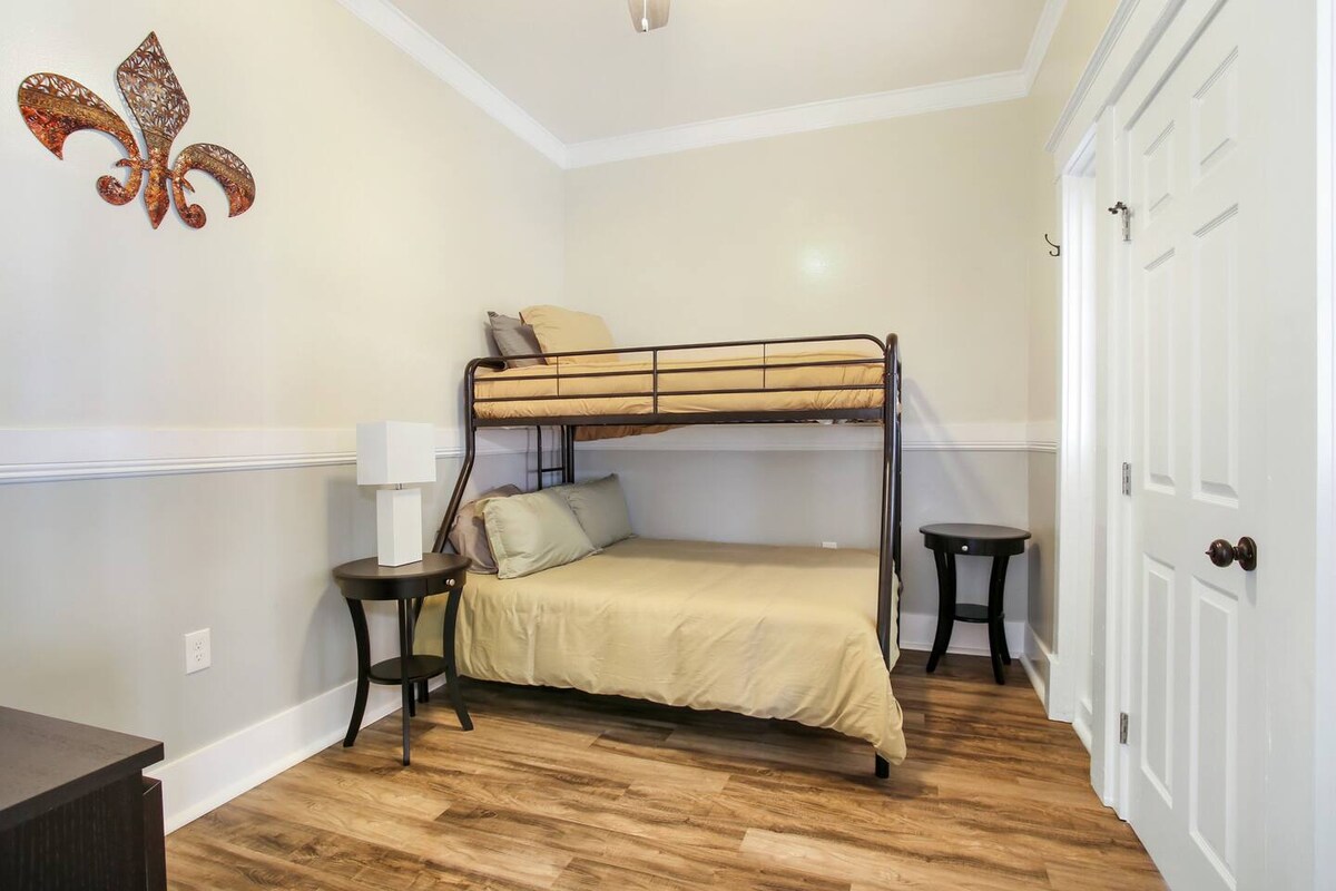 Spálňa 4. 1 jednolôžko nad 1 poschodovú posteľ, komoda, spojovacie dvere do spálne 5. Nezobrazuje sa: televízor Roku.