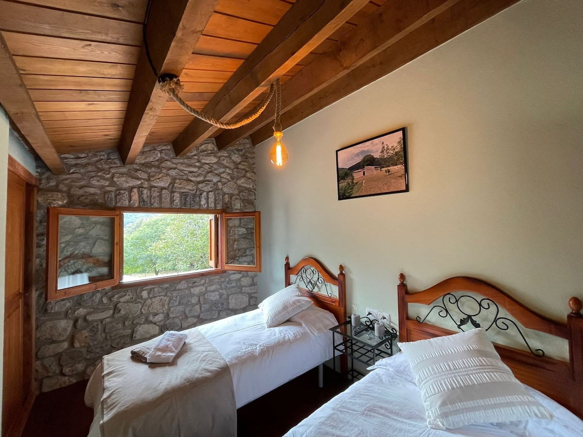 Habitació amb dos llits individuals. / Habitación con dos camas individuales.