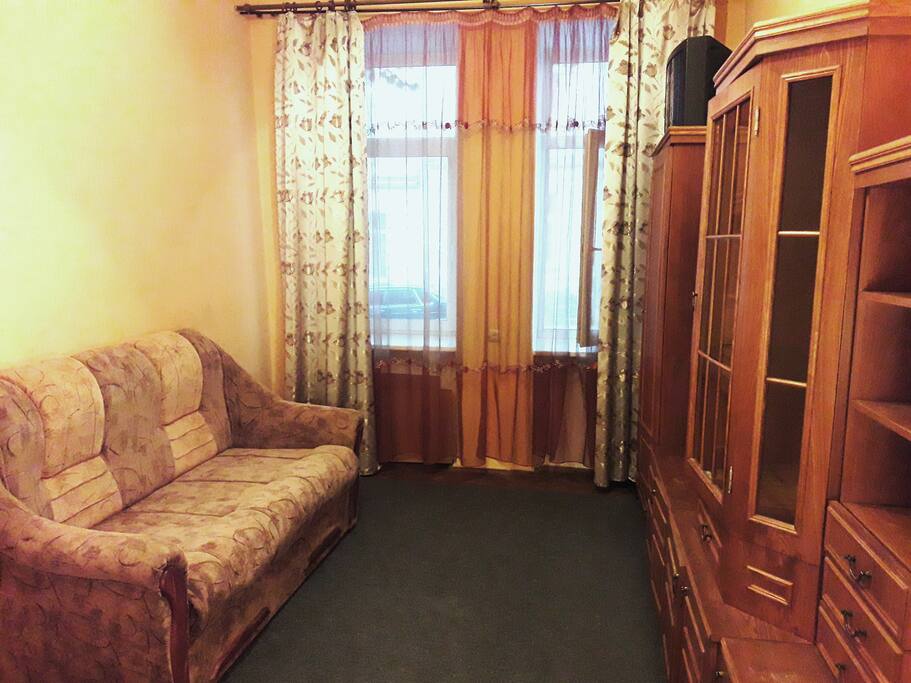 двуспальный диван в комнате