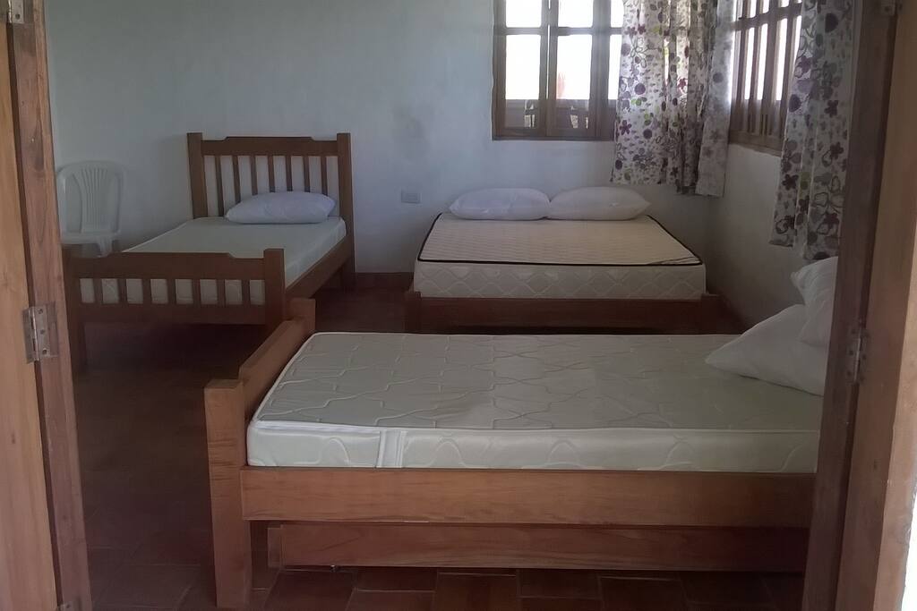 Habitacion no.4
1 cama doble
3 sencillas
