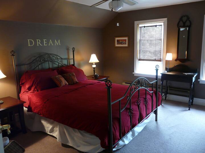 Bedroom #1 with 1 Queen size bed ( sleeps 2 )