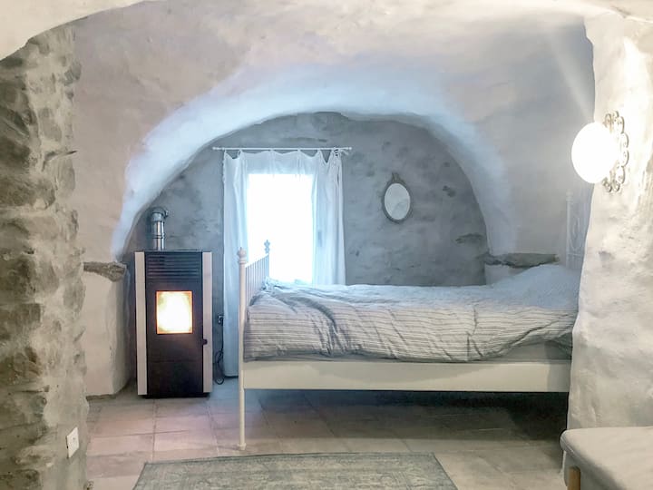 ห้องนอนใต้ดินขนาดใหญ่พร้อมเตาอบเชื้อเพลิง