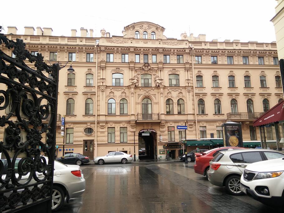 Дом и вход во двор