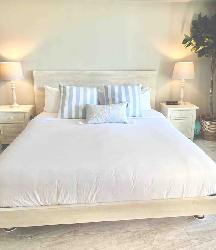 Შედით ხრაშუნა თეთრ საწოლში და მოეშვით მსოფლიოს ყველა სტრესს. Ან დატკბით კაიმანის სტილის საწოლში კერამიკის ბეღლიდან და კომფორტული ბალიშებით, სანამ დისტანციურად დაიჭერთ, რომ ოდნავ განიტვირთოთ. 