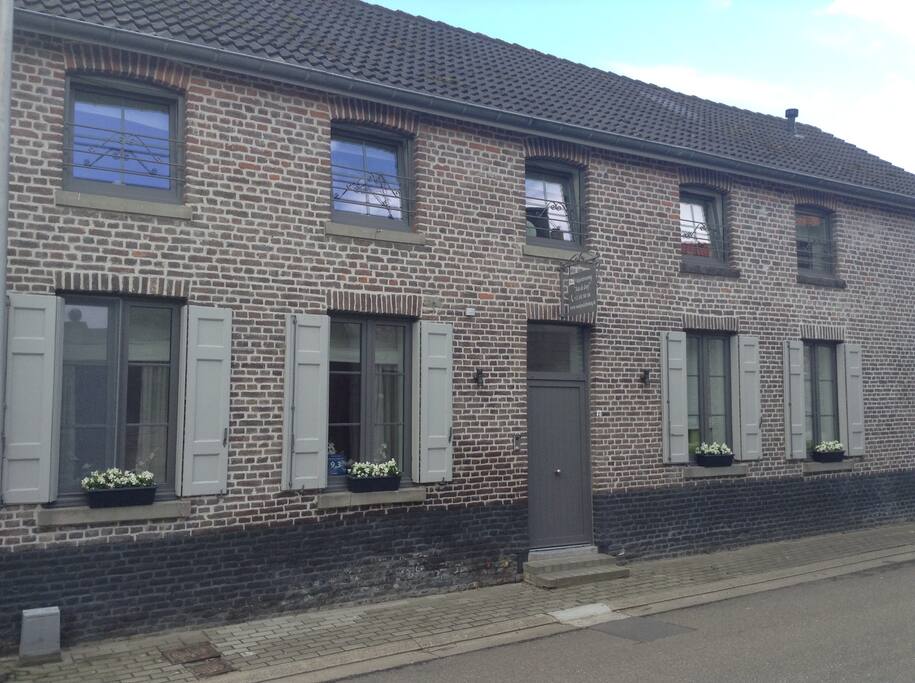 Vooraanzicht v de woning.. Auto's kunnen voor het huis geparkeerd worden (of in de tuin)