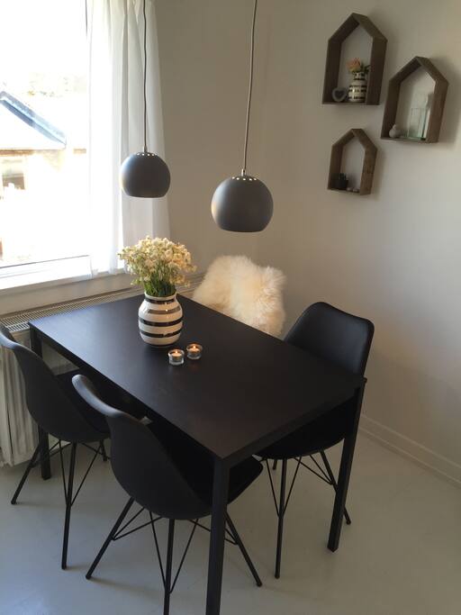 Spisepladsen i stuen // Dining area in the living room
