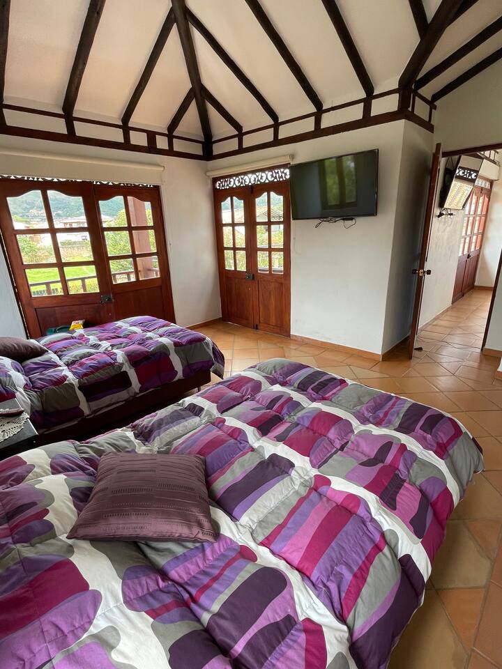 Quarto 2 andar; 2 camas semi-duplas, varanda, saída do terraço, banheiro privativo com chuveiro de efeito chuva