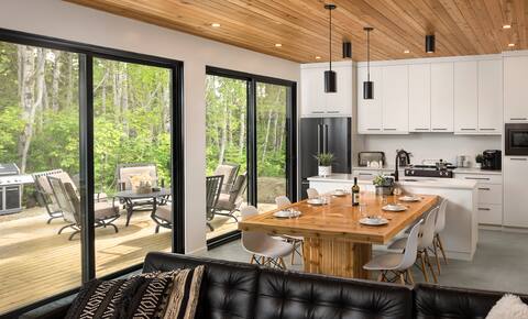 Luxury Cabin - Bears Den - Clear Lake MB (Hot Tub)