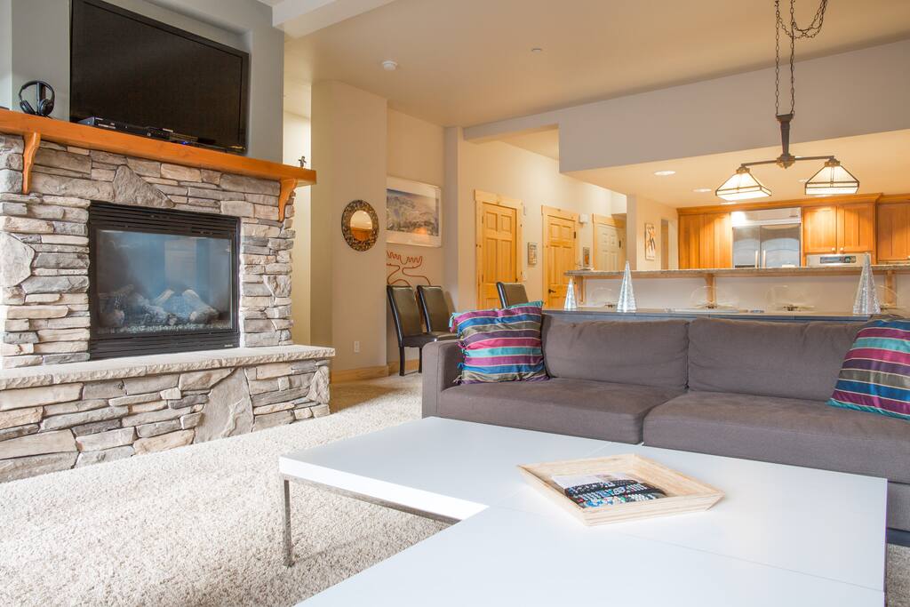 Living room - gas fireplace & flatscreen TV