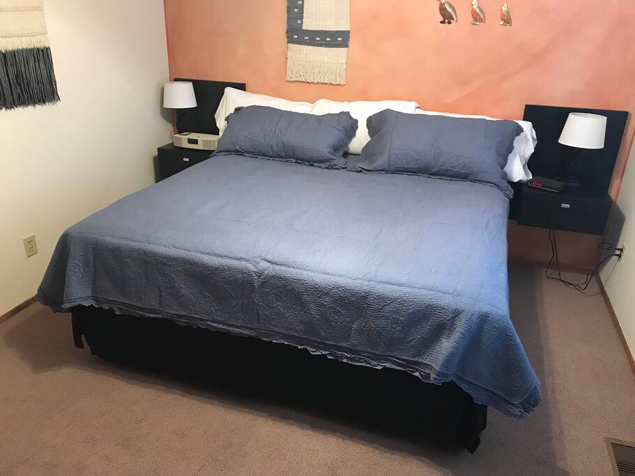 Master bedroom - king bed