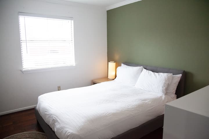 Cette deuxième chambre confortable dispose d'un lit queen size, d'une télévision écran plat et de nombreux rangements. C'est une retraite confortable pour les voyageurs supplémentaires, offrant intimité et confort au cœur de la ville.