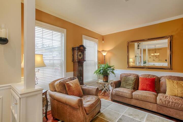 Oregon Winemakers Beautiful Colonial in Salem gallery image 4