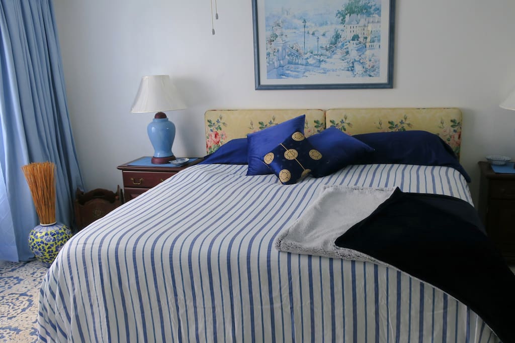 King-sized bed or two single beds. New super comfy memory foam mattress. Plenty of wardrobe space.