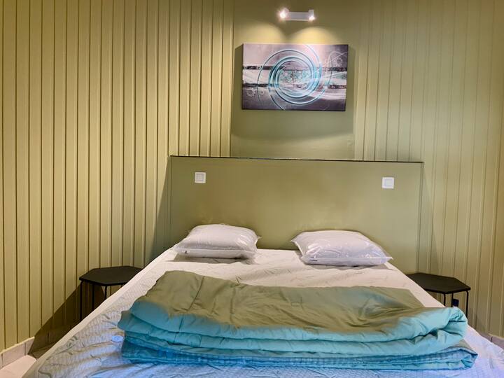 Ანძას საძინებელი: 2 ადამიანიანი საწოლი, სამუშაო სივრცე, გარდერობი.