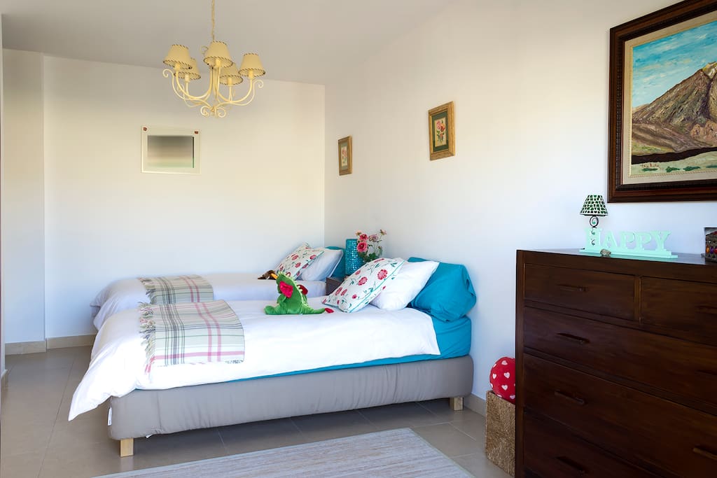 Habitación de dos camas con terraza privada