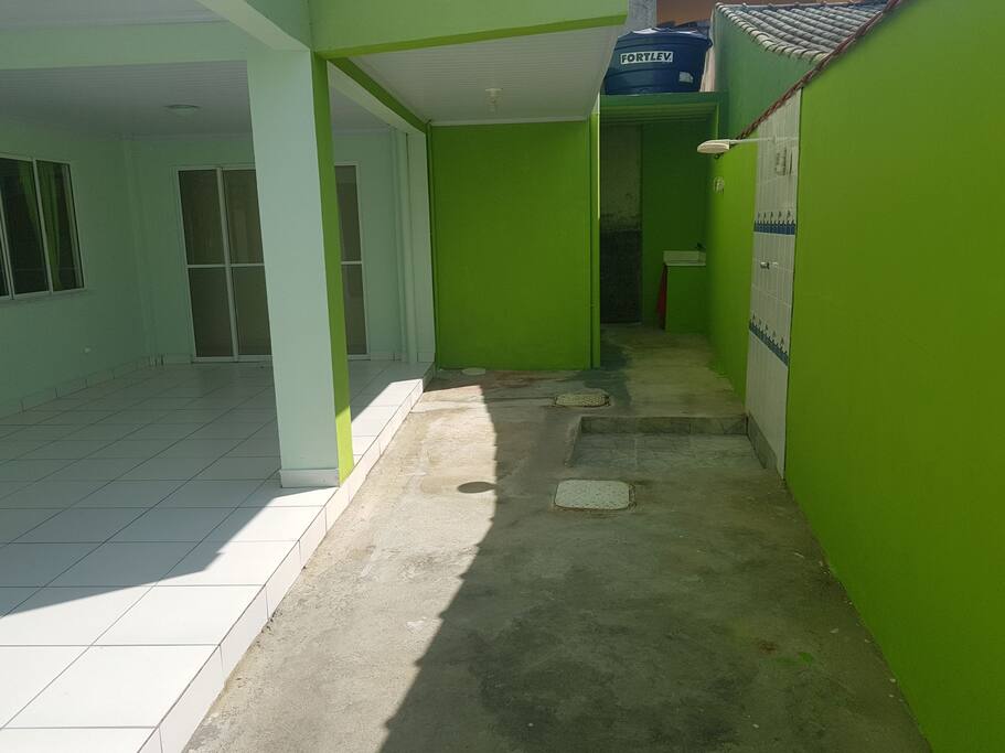 Chuveirão e área de serviço