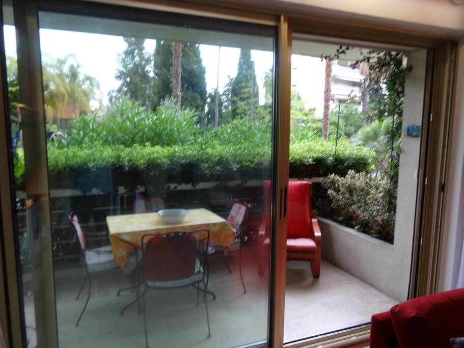Balcon côté séjour avec double baie vitrée