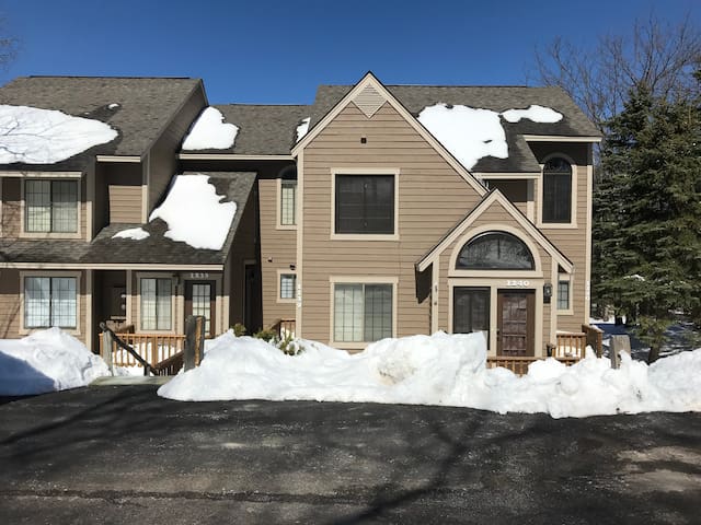 Relaxing Summer Condo at Hidden Valley - Golf/Hike