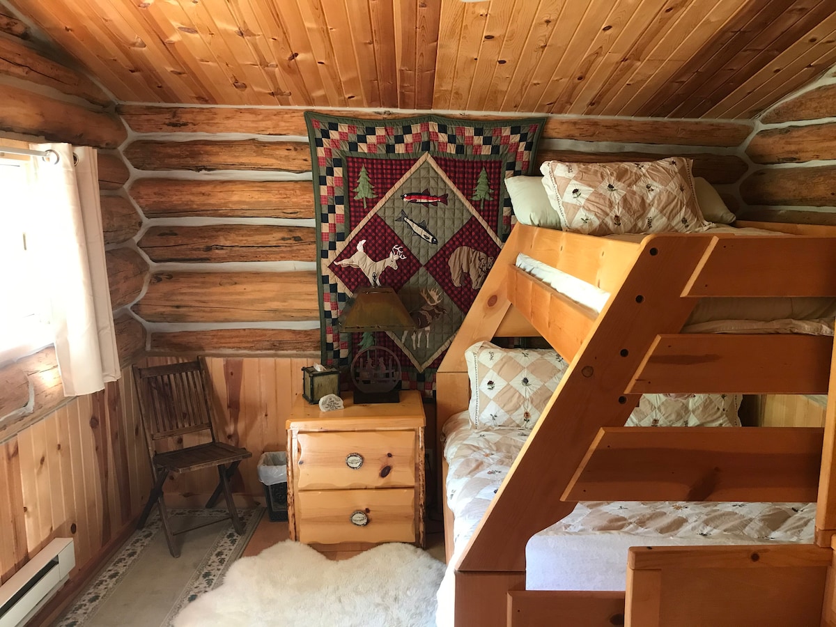 ห้องนอนที่สองมีเตียงสองชั้นเต็มรูปแบบพร้อมบันไดเพื่อความสะดวกในการเข้าถึง และวิวของป่านอกหน้าต่าง:)