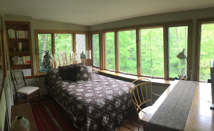 בחדר שינה 2 יש מיטה מלאה, עוטפים חלונות ממש מעל הנחל