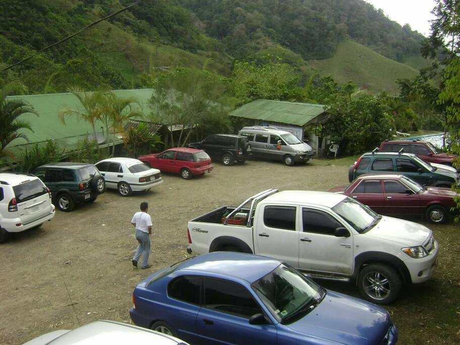 Amplio parqueo . Lugar super tranquilo solo la naturaleza te puede hacer ruido
