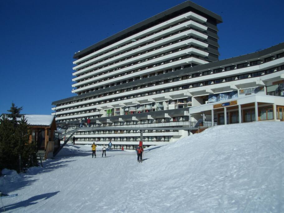 Le Brelin, appartement au 15ème étage, au pied des pistes (départ et retour skis aux pieds).