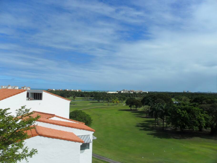 Nice View to golf course, hotel, and the beach /Hermosa vista al campo de Golf, al hotel y la playa