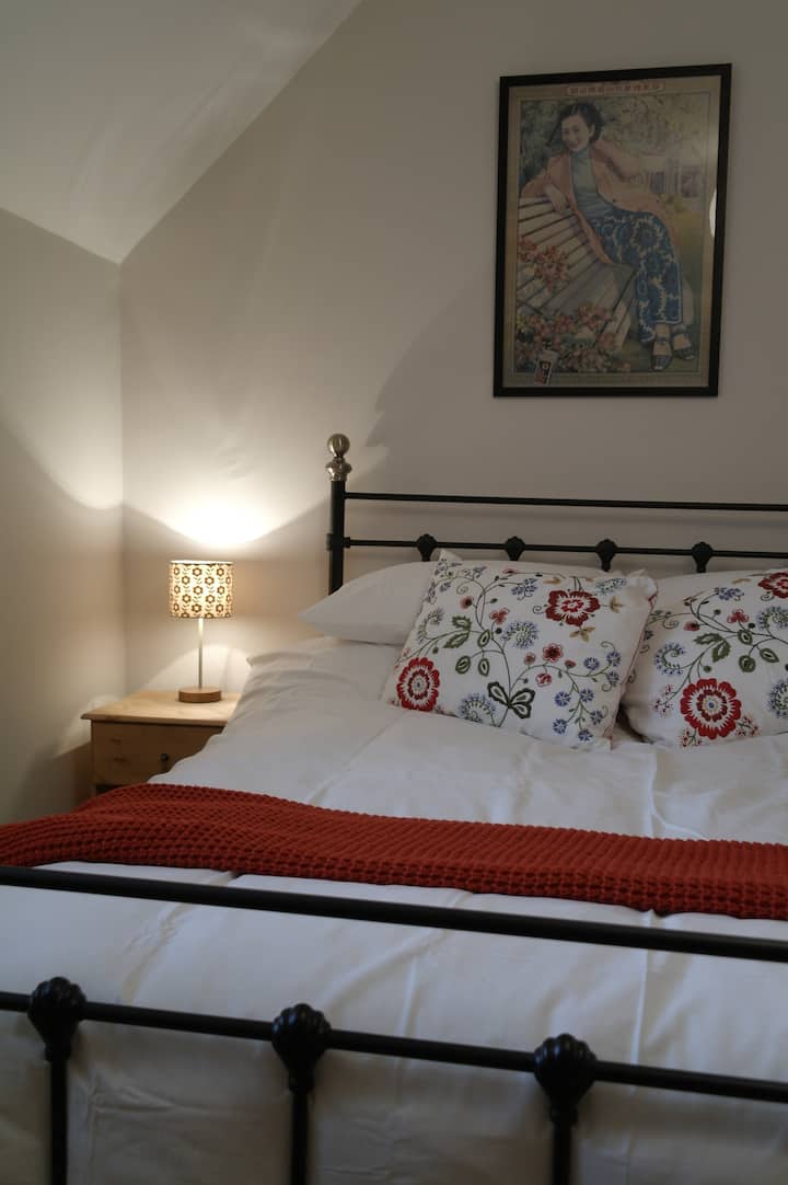 Spavaća soba 2:  

Bračni krevet, hrskave pamučne plahte, udoban poplun, komoda i ograda.

Pogled na povijesnu crkvu Ballywillan izgrađenu početkom 19. stoljeća.