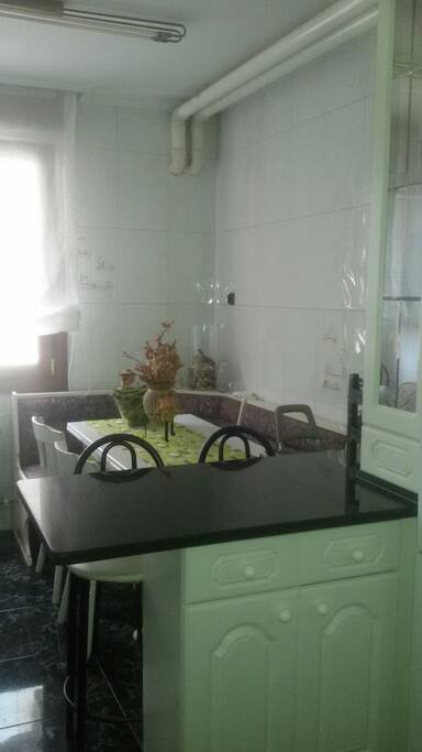 Cocina amplia con mesa de comedor y banco esquinero donde poderis cocinar y comer. Equipada con todos los electrodomesticos, y tambien exterior.