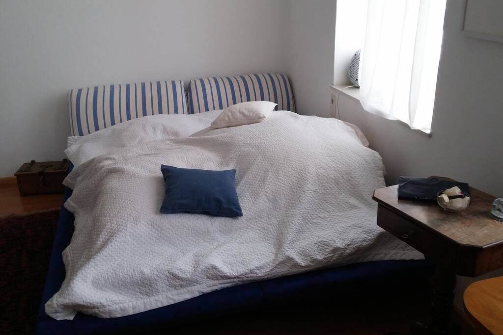 Doppelbett (160cm x 200cm / 63'' x 78,7''). Queen size bed.