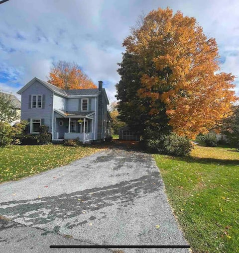 Bright & Cheery 3 bedroom home w/ WiFi & laundry.